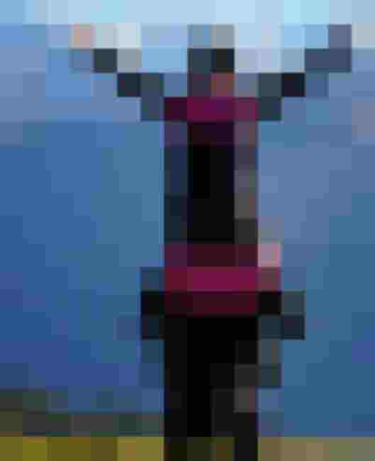 Ein Radfahrer hebt einen Freund in den Bergen von Kaprun triumphierend in die Höhe.