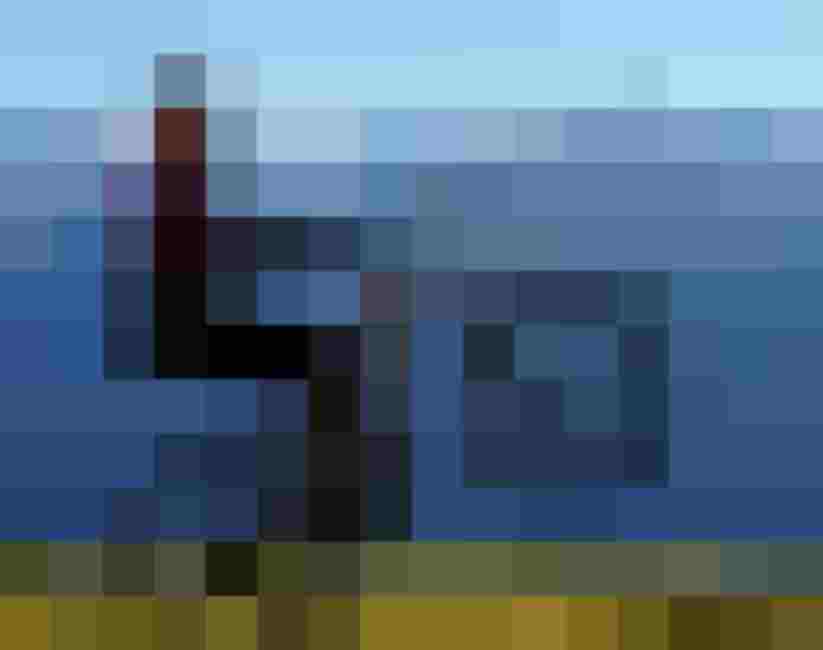 Mountainbiker fährt Rad auf dem Hinterrad vor beeindruckendem Bergpanorama in Kaprun.